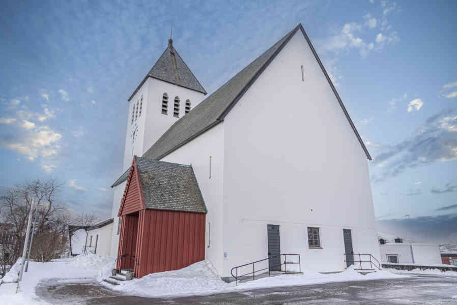 Noruega - islas Lofoten 031 - Svolvaer - iglesia de Svolvaer.jpg
